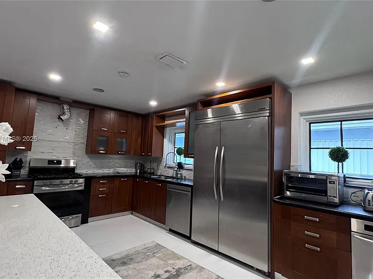 1332 Van Buren St — Photo 33