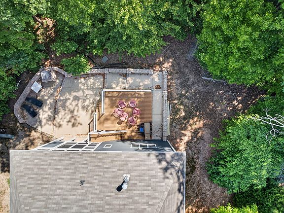 5th image of 258 Chatsworth Ln