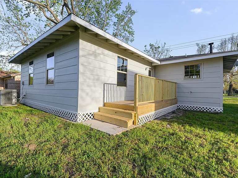 986 Dewalt St — Photo 10