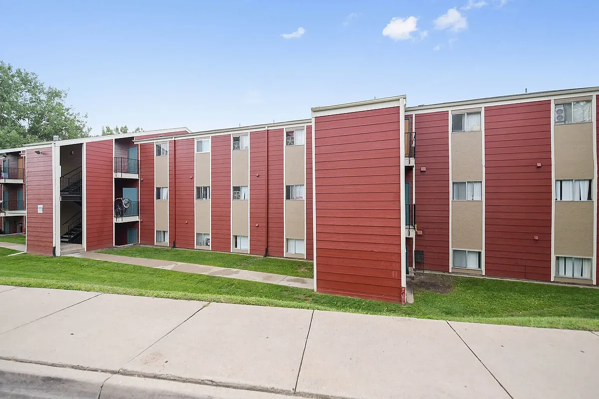 Senridge Exterior - SUNRIDGE APARTMENT HOMES