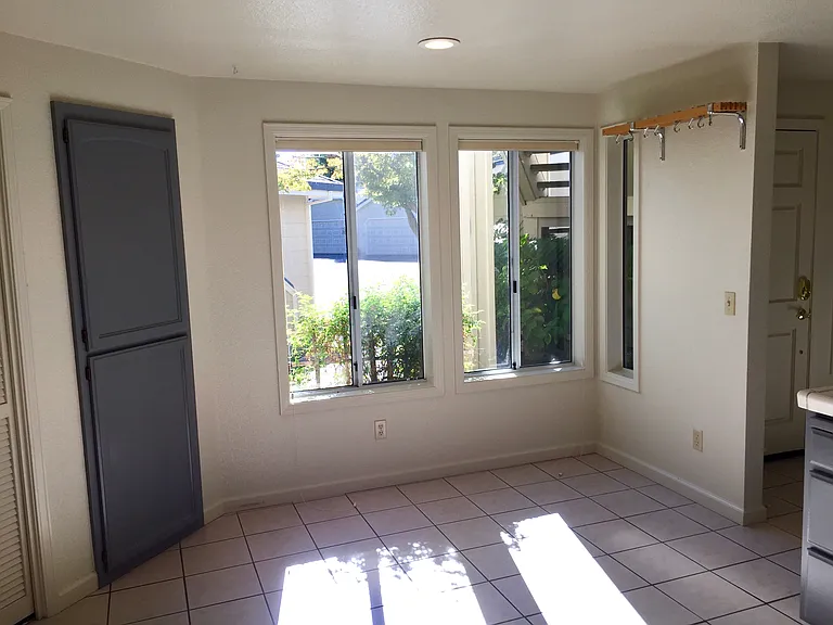 Kitchen w/ Breakfast Nook