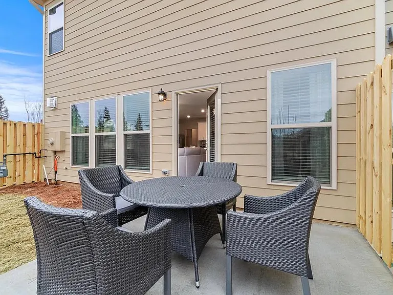 1221 Foxcroft Ln — Photo 16