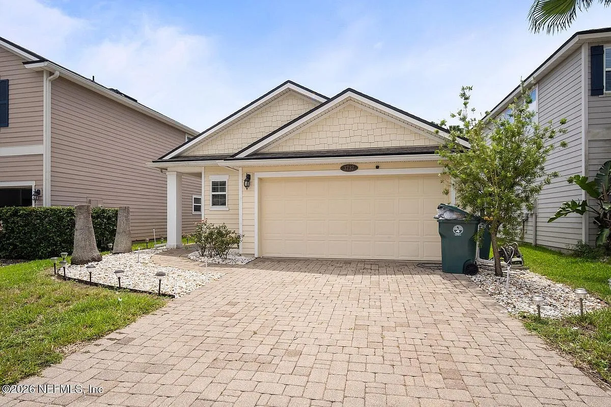 3 bed, 2.0 bath, 1661 sqft, $2,600 — Photo 2