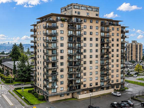 2nd image of 615 Belmont St #1008