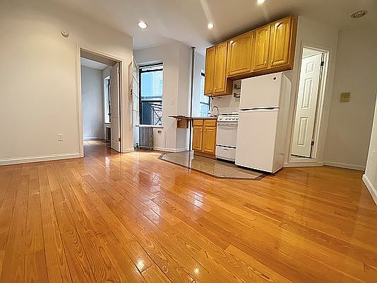 3rd image of 214 1st Ave APT 20