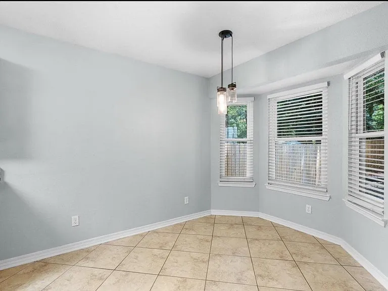 116 Fairoaks Dr — Photo 3