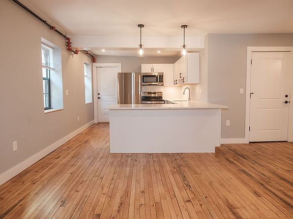 3rd image of 444 Fore St #202