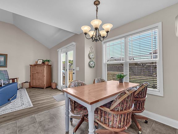 5th image of 584 Tracy Ln