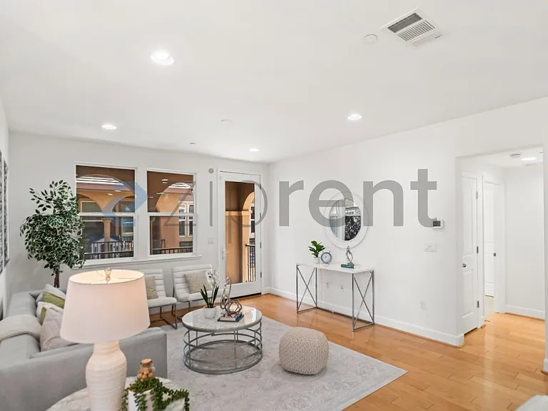 1633 Lee Way — Photo 7