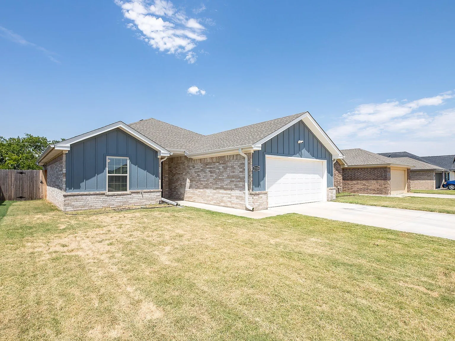 3 bed, 2.0 bath, 1587 sqft, $2,200 — Photo 2