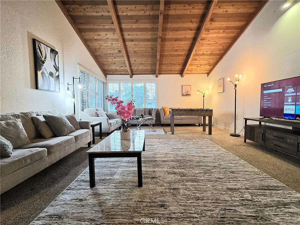 4 bed, 2512 sqft, $4,200 — Photo 2