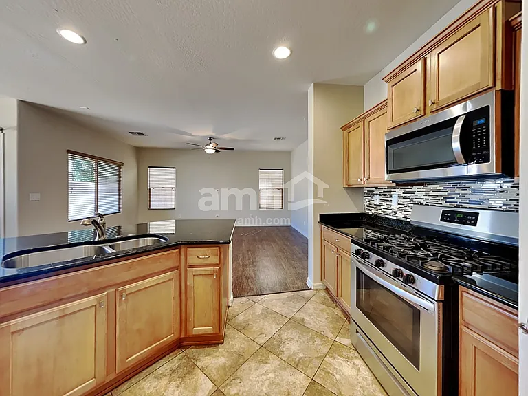 2542 W Cordia Ln — Photo 3