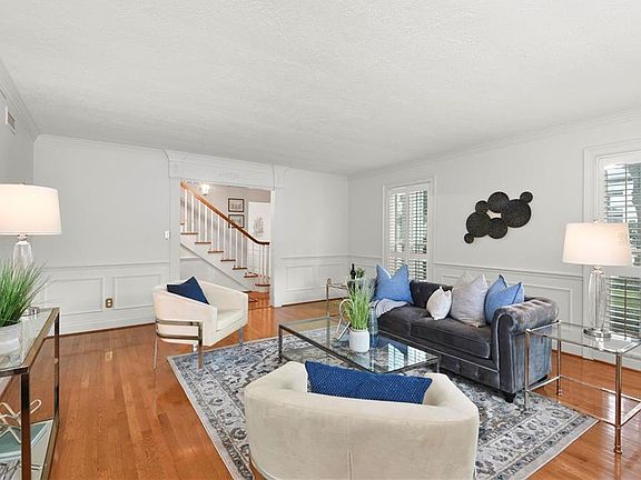 5th image of 221 Salvador Sq