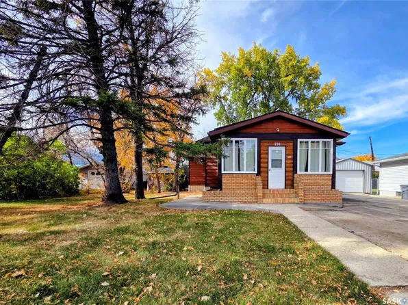 130 Maple Avenue N, Eastend, SK S0N 0T0