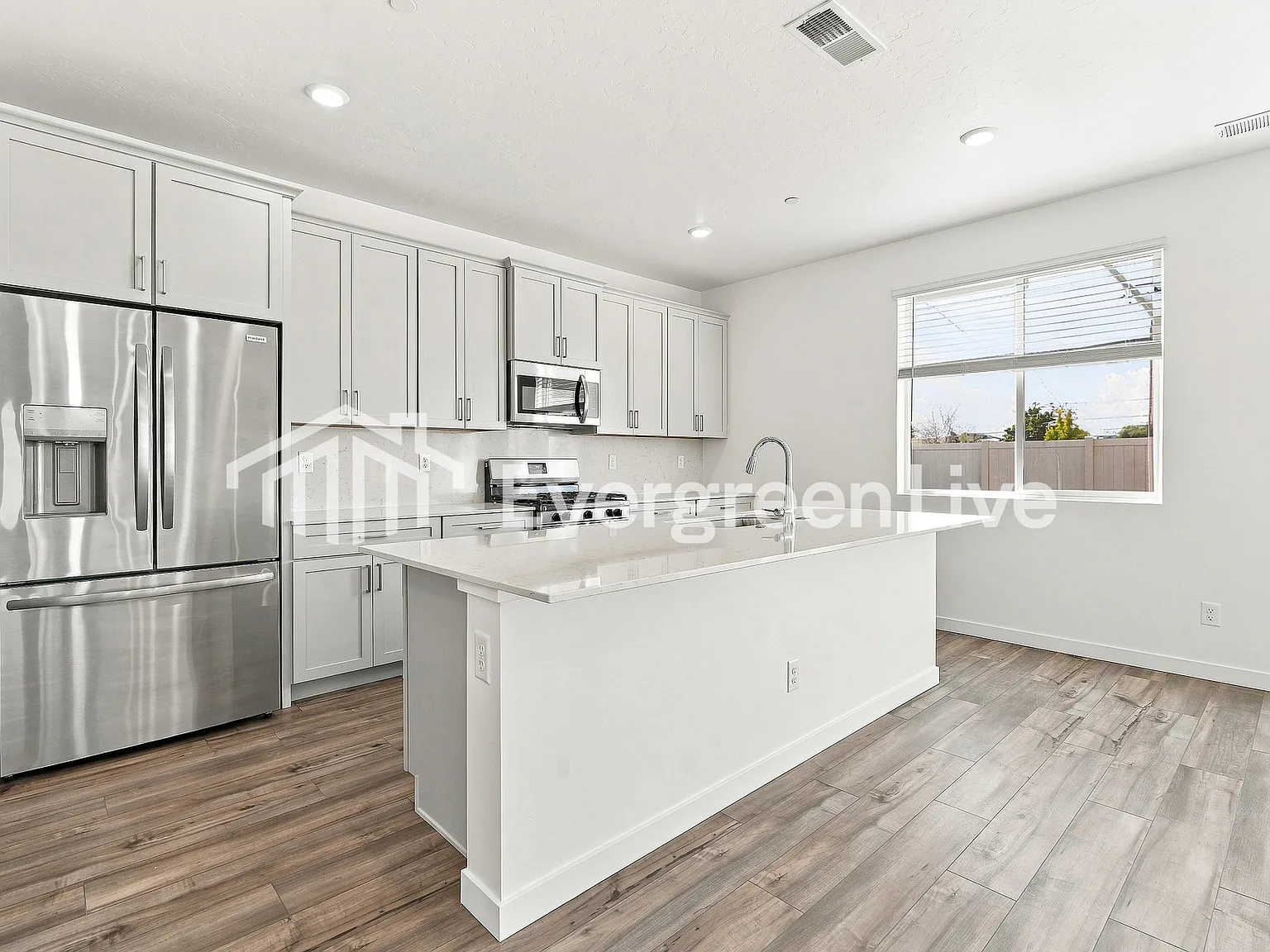 4 bed, 3.0 bath, 2525 sqft, $2,465 — Photo 4