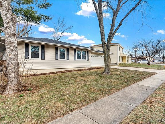 3rd image of 141 Oak Dr