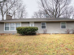 1002 Pin Oak Dr, Mahomet, IL 61853