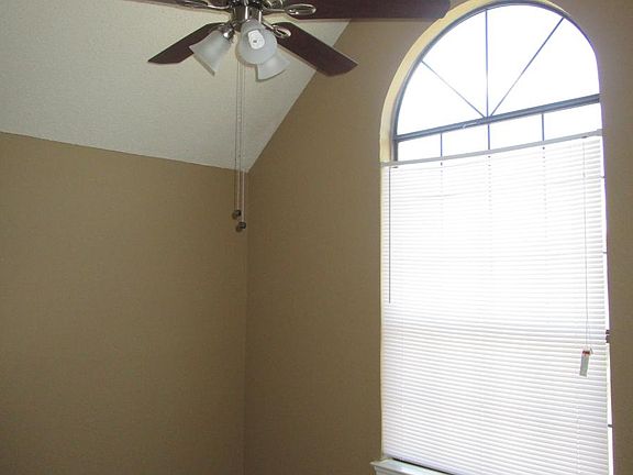 3rd image of 10420 Woodleaf Dr