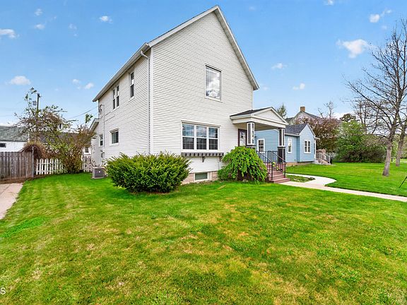 3rd image of 814 1st Ave E
