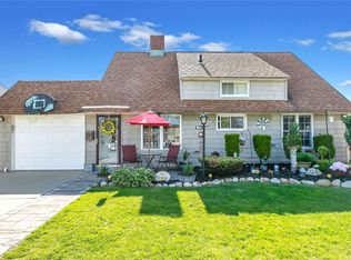 18 Dahlia Ln, Wantagh, NY 11793