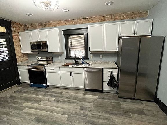 5th image of 272 S Green St