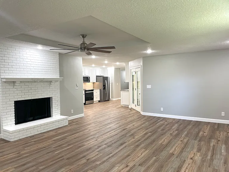 1902 Laura Ln — Photo 7