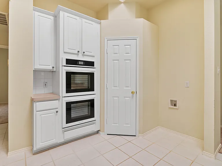 1703 Nightingale Ln — Photo 8