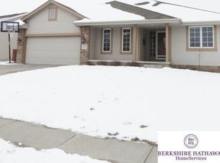 21405 Parkview Dr, Gretna, NE 68028