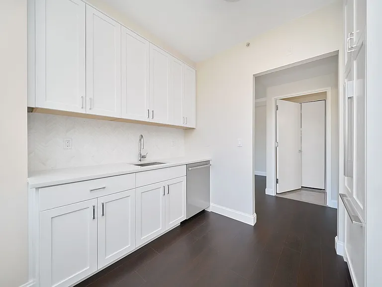 160 Riverside Blvd #27B — Photo 8