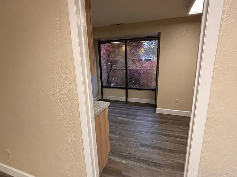 301 Crater Lake Ave — Photo 3
