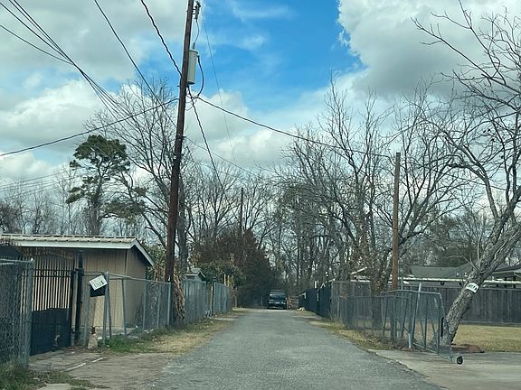 5th image of 1827A Isom St