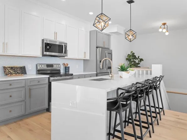 17 W Bellflower St #1, Dorchester, MA 02125