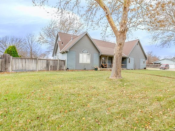 4th image of 1818 Parkwood Dr