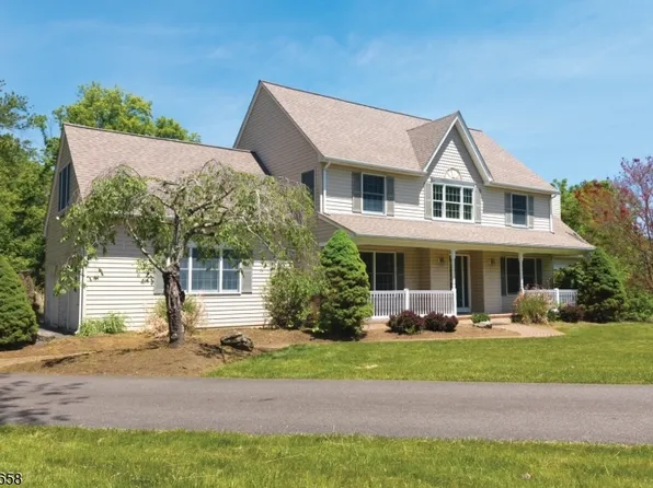 4 Winters Dr, Lebanon Twp., NJ 08826