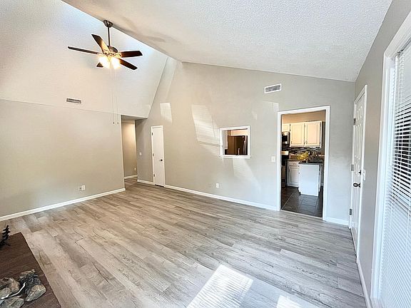 4th image of 526 E Margaret Pl