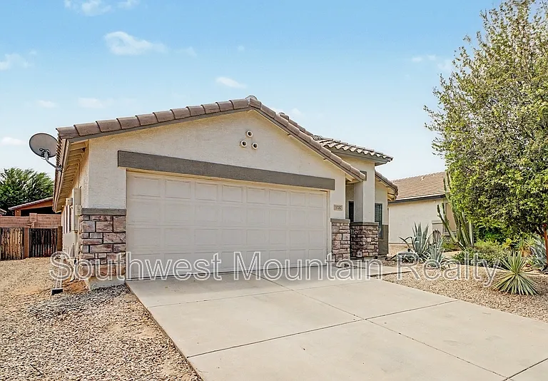 1237 W Fruit Tree Ln — Photo 2