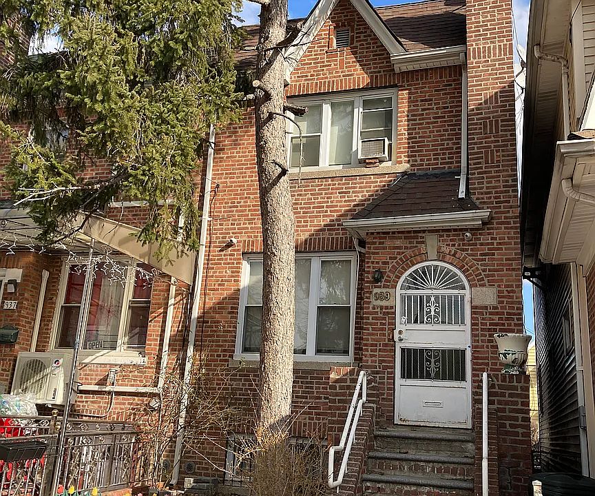 1st image of 939 E 43rd St