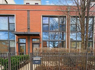 627 W Oak St, Chicago, IL 60610