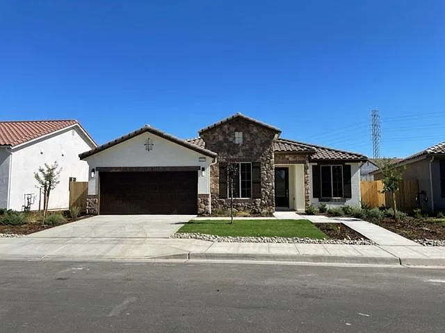 6103 E Tulare St photo 1