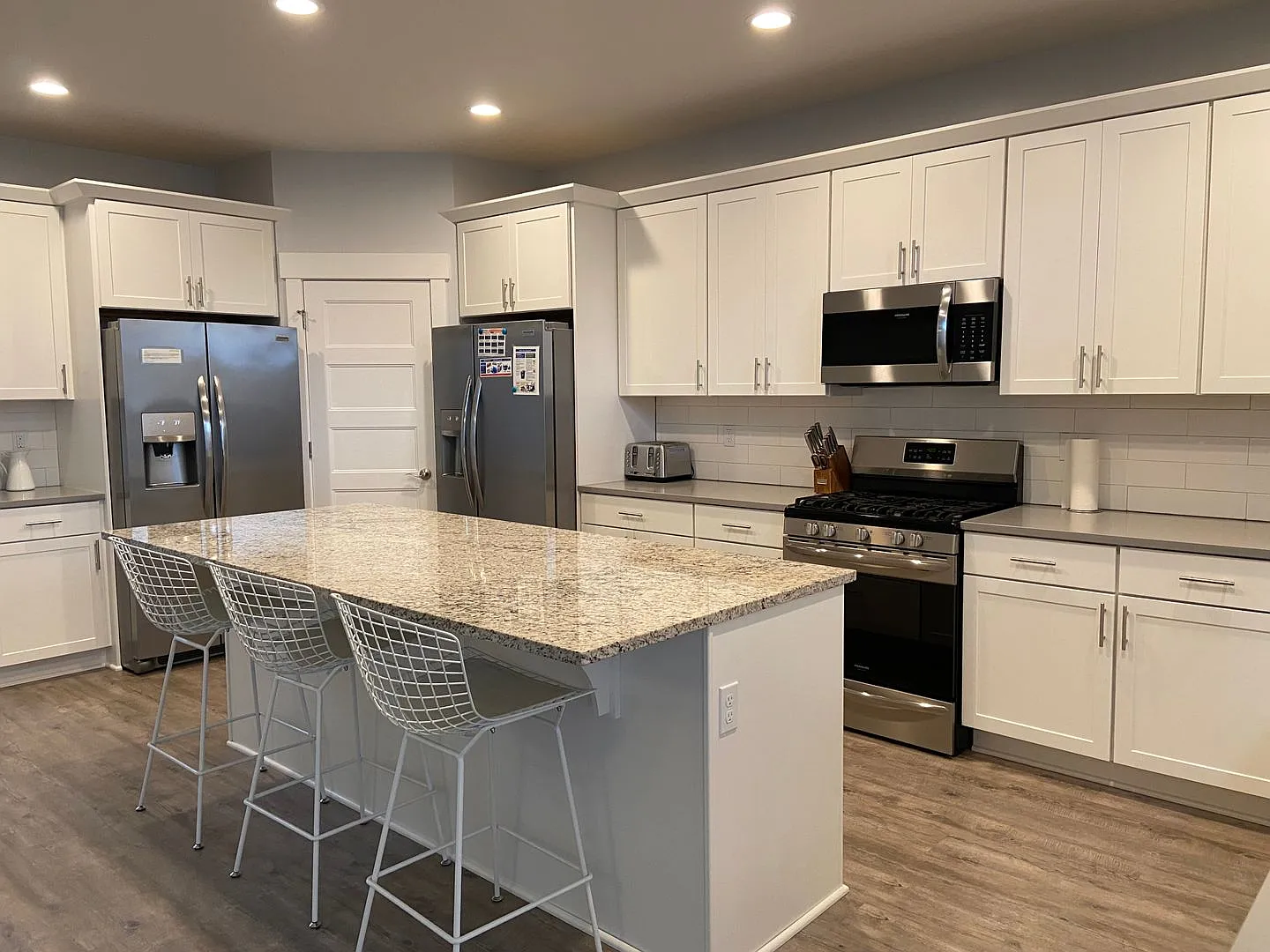 Great Location in Hood River Spacious 5-Bedroom Home with Private Bathrooms & Spacious Open Layout — Photo 3