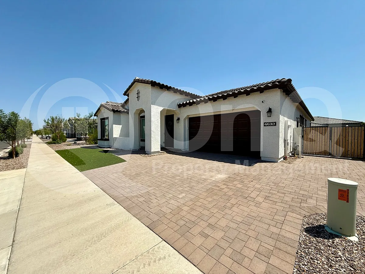 3 bed, 2.5 bath, 3160 sqft, $3,299 — Photo 2