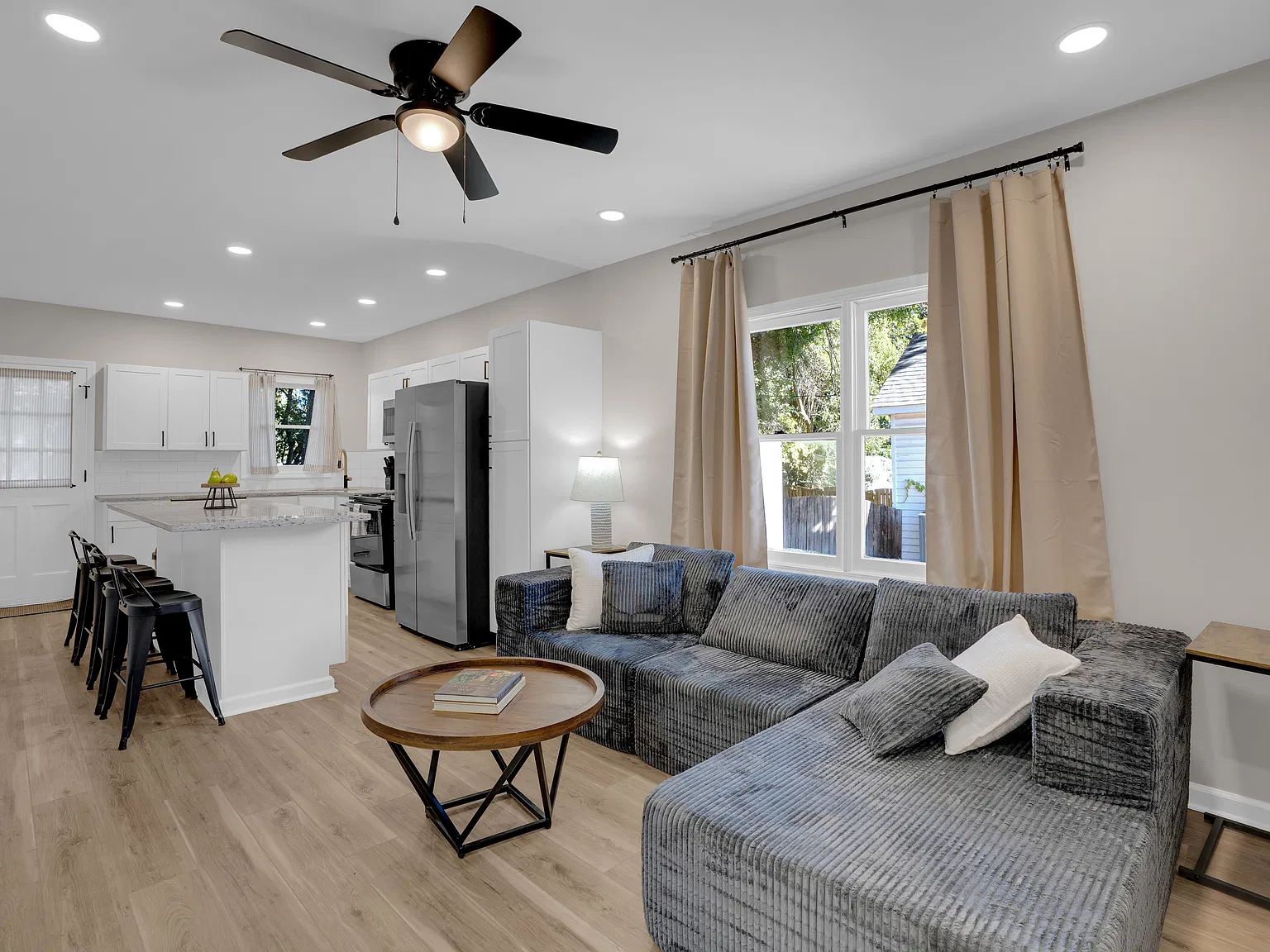 3 bed, 1096 sqft, $3,900 — Photo 3