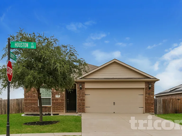 135 Houston Pl — Photo 1