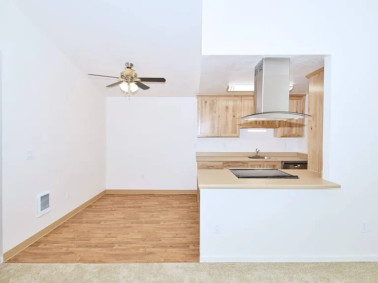 Squires Court Apartments — Photo 25