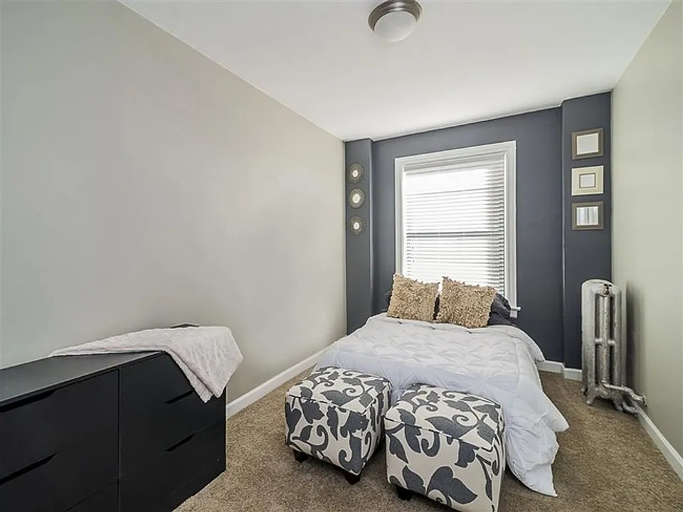 Stunning Large One Bedroom, Lake View, Elevator Building