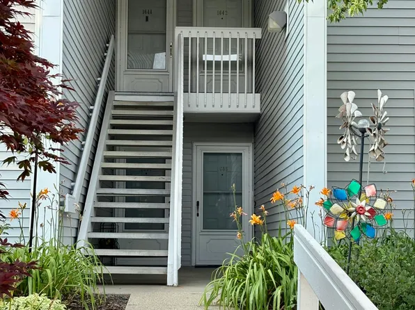 1642 Weatherstone Dr, Ann Arbor, MI 48108