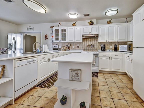 4th image of 1701 Bayshore Dr