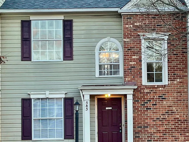 585 Cromwell Ct — Photo 2