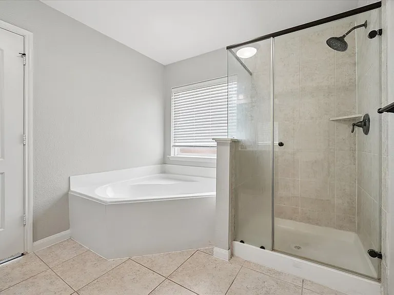 411 Winchester Dr — Photo 11
