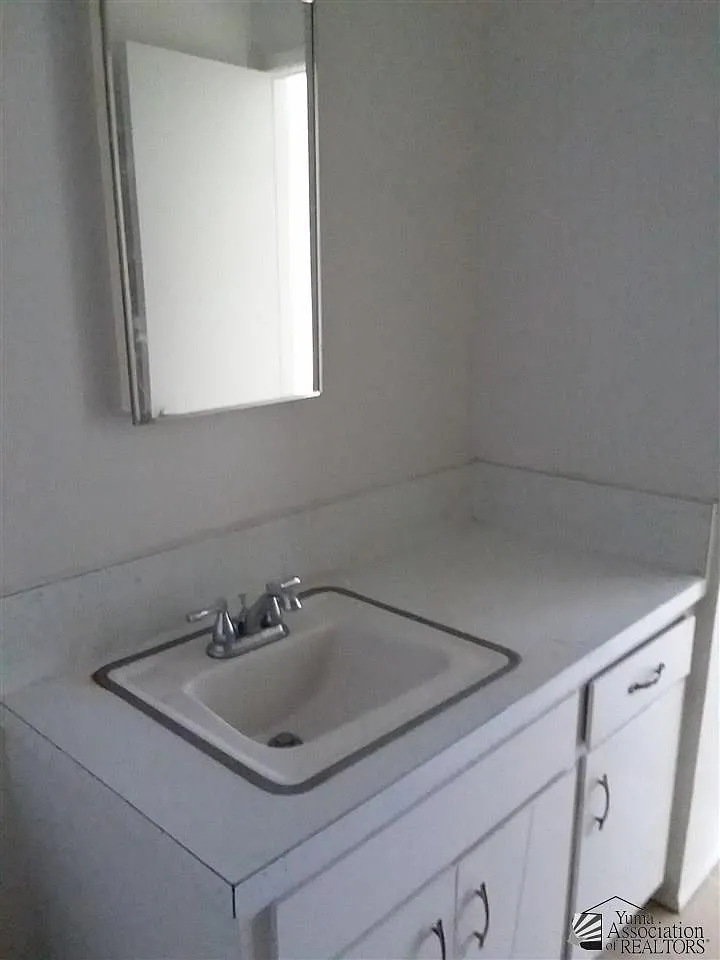 2 bed, 1.5 bath, 900 sqft, $950 — Photo 4